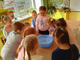 Опыты -это весело и увлекательно Опыты -это весело и увлекательно.