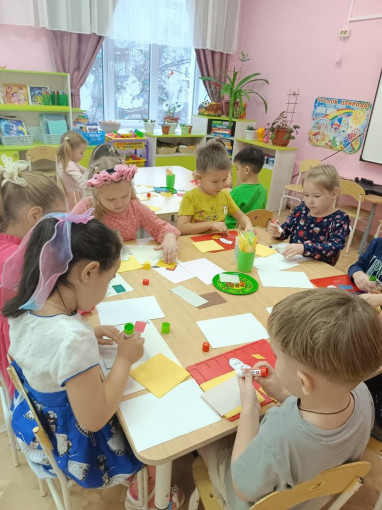 В старшей группе №12 прошло занятие по аппликации В старшей группе №12 прошло занятие по аппликации.